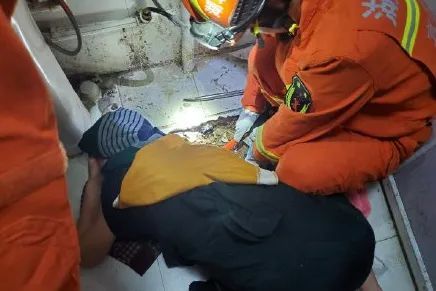 尴尬 男子趴厕所,还惊动了消防员